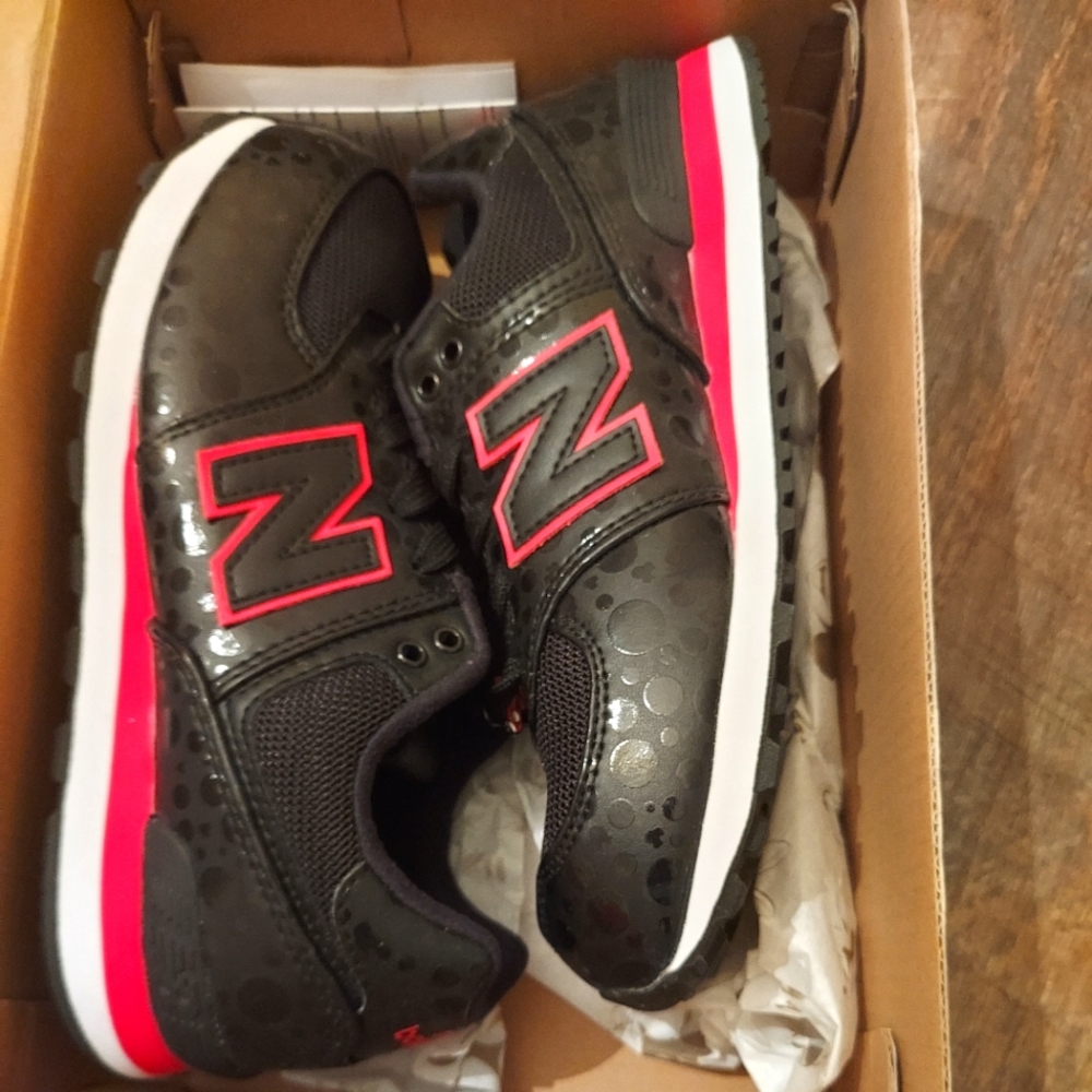 Newbalance (disney minnie edition) girls sz 3. Black and red